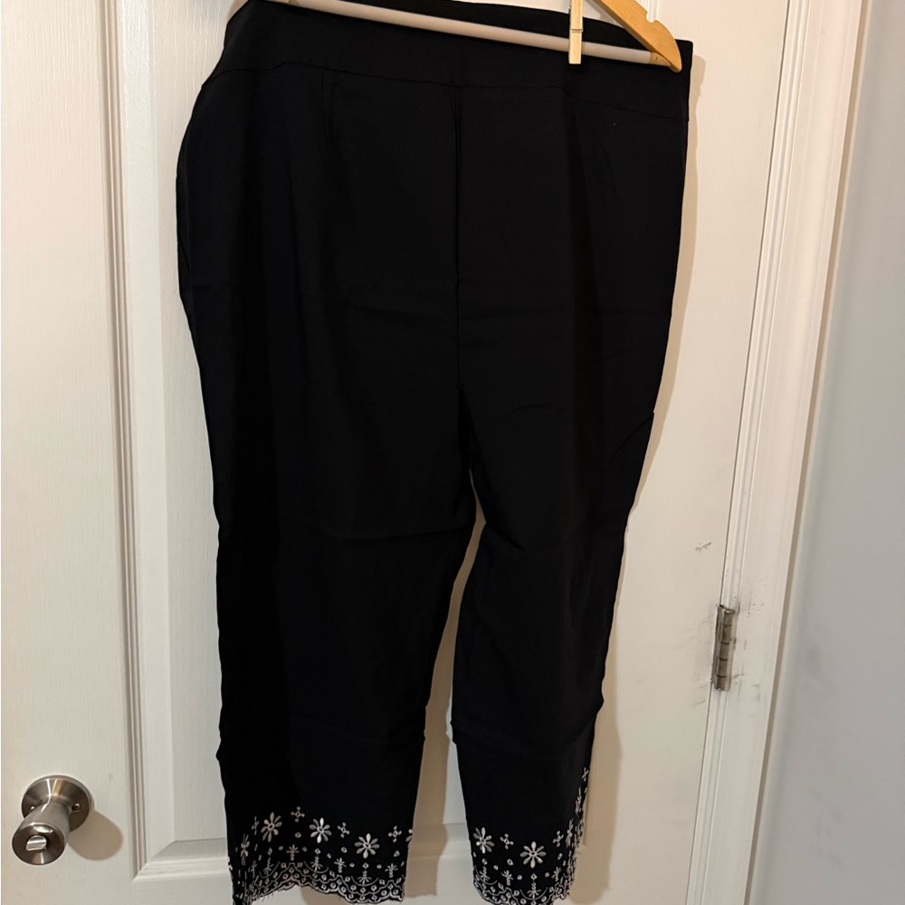 NWT Avenue Black Cropped capri Pants size 18
